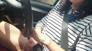 Tomando un público con el coche mientras jugaba con mi pequeño coño