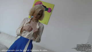 Pretty ferch melyn yn rhoi ultra poeth strip-bryfocio gwrthrych rhyfedd botel mewnosod creadigol porn