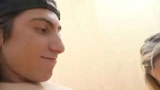 Młody koleś dostaje najlepszą głębokie gardło od милфы blondynki