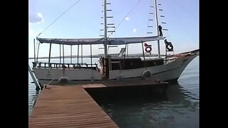 Vroča latina blondinka dobi njeno rit zajebal na prostem na mostu