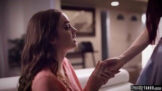 Tiener vinnig verander die vergadering van die tyd van die datum van haar sis het met&#039;n meisie wat sy ontmoet online.Sy verander haar om te kyk soos haar sis en toon ifo haar datums huis.Sy manipuleer die meisie in seks