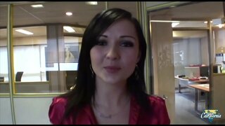 Petite brunette offre zanaka cul avec plaisir