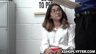 קעלי גאַט פאַקט אויף שפּיץ פון די אָפיס טיש