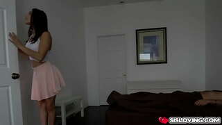 Abella खतरा महसूस करना चाहता है उसके stepbrothers लंड उसकी गीली चूत