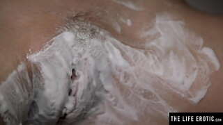 Zobacz, jak kołyszące się jej duże cycki, kiedy ona goli swoje owłosione cipki i masturbuje